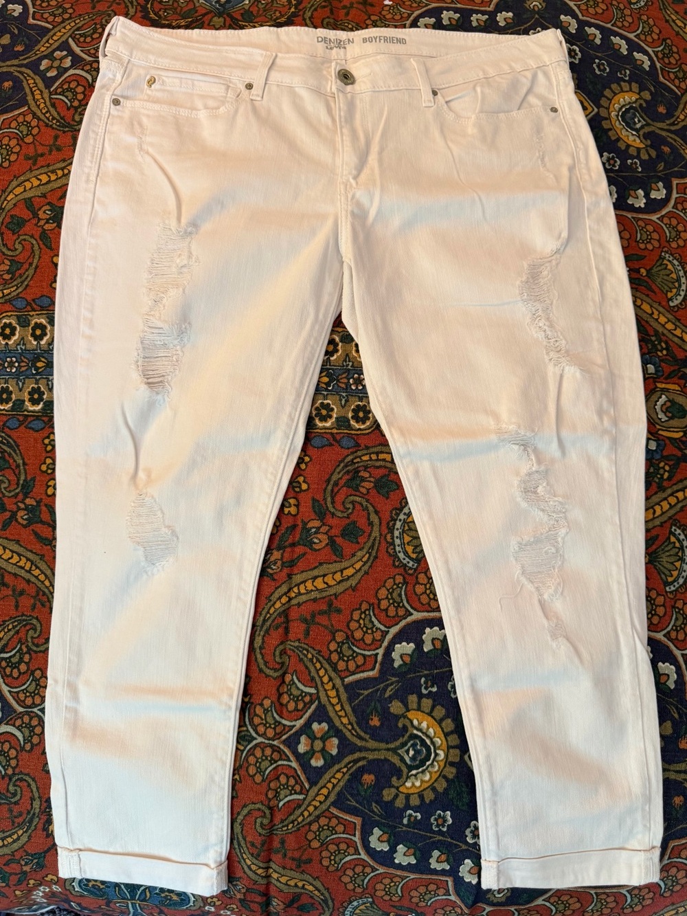 Women’s white Denizen by Levi’s boyfriend cut Jeans light distressed